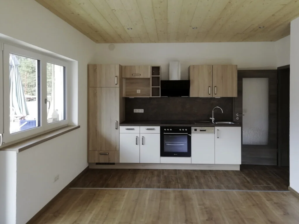 Kleine Einbauk&uuml;che in Mietwohnung mit Holzfronten, Backofen, Sp&uuml;le, Oberschr&auml;nken und Parkettboden